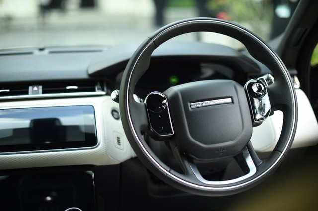 SUV hạng sang Range Rover Velar ra mắt Đông Nam Á với giá từ 4,1 tỷ Đồng - Ảnh 5.