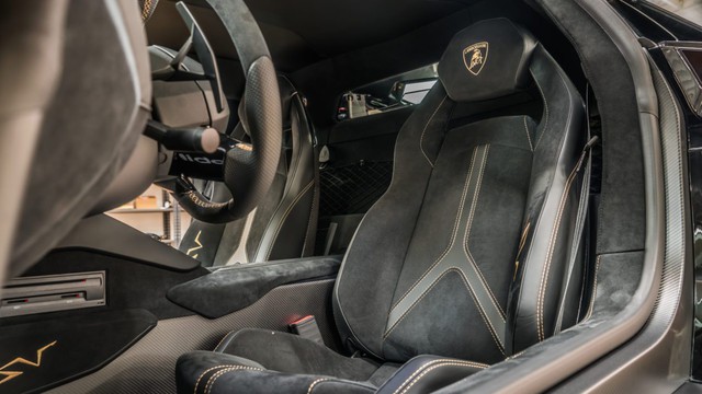 Diện kiến chiếc siêu xe Lamborghini Aventador SV Coupe cuối cùng xuất xưởng - Ảnh 3.