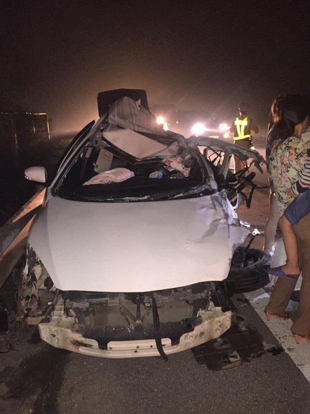 Đâm vào đuôi xe tải trên cao tốc Hà Nội - Thái Nguyên, Mazda3 bị vò nát - Ảnh 2.