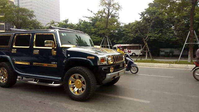 Cư dân mạng xôn xao với hình ảnh nữ tài xế cầm lái Hummer H2 mạ vàng trên đường Hà Nội - Ảnh 2.