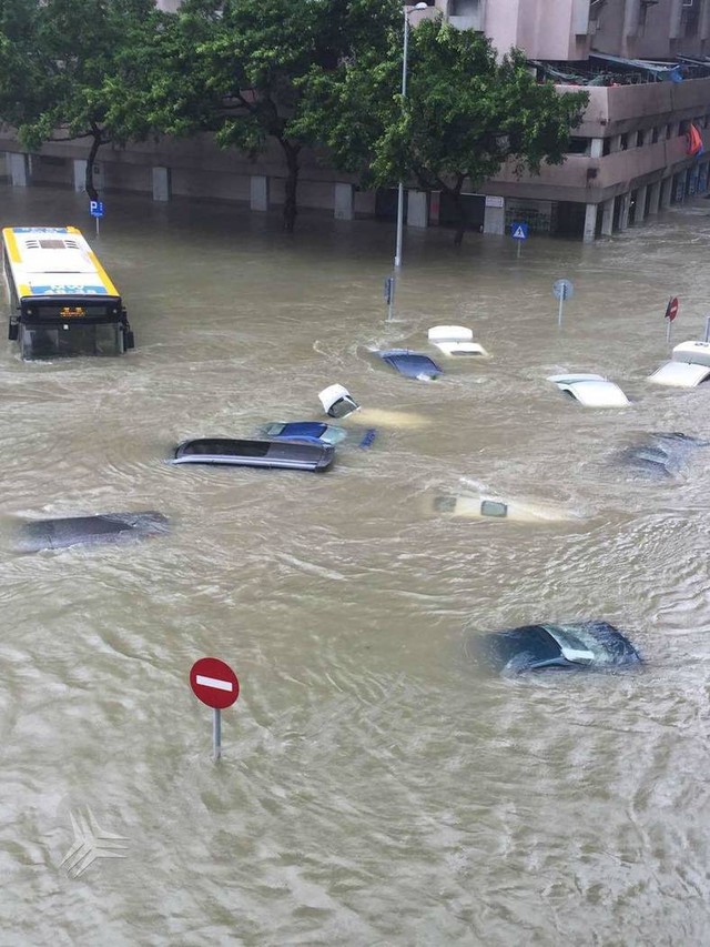 Lamborghini ngập trong nước biển, Range Rover nằm ở bờ sông sau bão Hato - Ảnh 2.