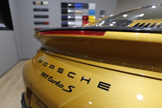 Porsche 911 Turbo S Exclusive Series có giá chỉ hợp với nhà giàu tại đất nước tỷ dân - Ảnh 4.