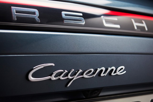 SUV hạng sang Porsche Cayenne 2018 bất ngờ hiện nguyên hình trước ngày ra mắt - Ảnh 2.
