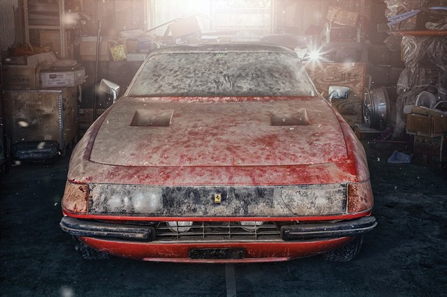 Chiếc Ferrari cổ bị bỏ quên 40 năm bám đầy bụi bẩn được bán với giá 49 tỷ Đồng - Ảnh 1.