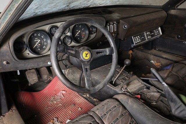 Chiếc Ferrari cổ bị bỏ quên 40 năm bám đầy bụi bẩn được bán với giá 49 tỷ Đồng - Ảnh 12.
