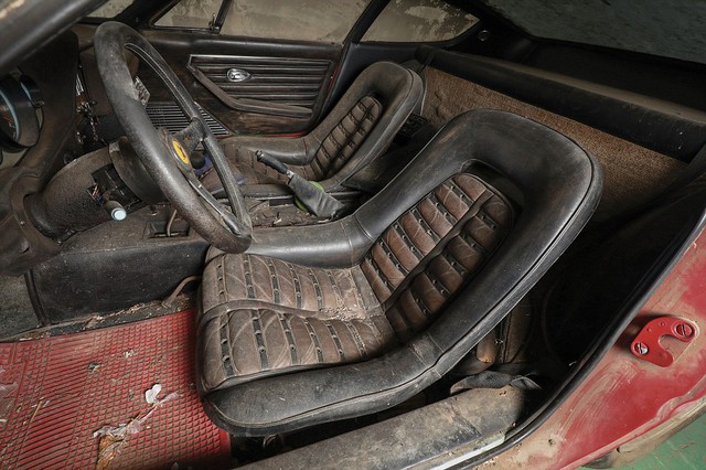 Chiếc Ferrari cổ bị bỏ quên 40 năm bám đầy bụi bẩn được bán với giá 49 tỷ Đồng - Ảnh 11.