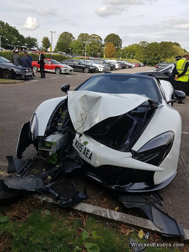 Video Range Rover kéo McLaren 12C ra khỏi lùm cây sau tai nạn tại bãi gửi xe của đám cưới gây xôn xao trên mạng - Ảnh 2.