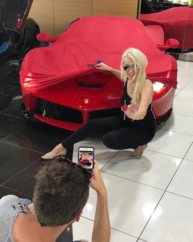 Cô nàng tóc vàng khiến bao người phát hờn khi được đập hộp Ferrari LaFerrari Aperta giá 7,3 triệu USD - Ảnh 2.