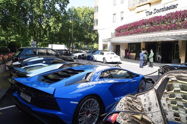 Chiêm ngưỡng dàn siêu xe của các tay chơi Ả-Rập đỗ bên ngoài một khách sạn - Ảnh 8.