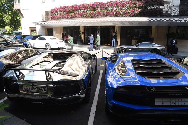Chiêm ngưỡng dàn siêu xe của các tay chơi Ả-Rập đỗ bên ngoài một khách sạn - Ảnh 11.