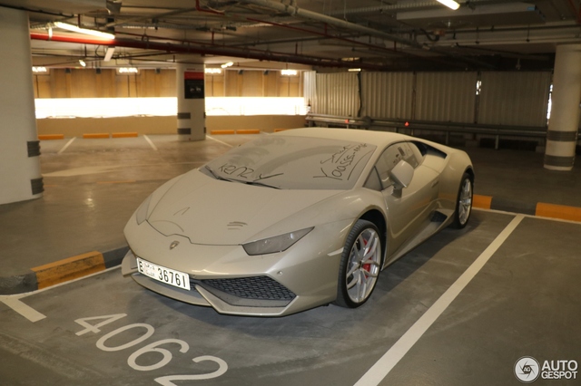 Đến siêu xe như Lamborghini Huracan cũng bị chủ bỏ rơi, phủ đầy bụi trong bãi đỗ - Ảnh 1.
