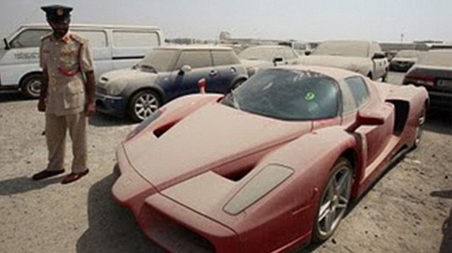 Đến siêu xe như Lamborghini Huracan cũng bị chủ bỏ rơi, phủ đầy bụi trong bãi đỗ - Ảnh 3.