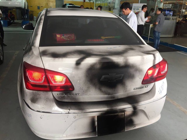 Sài Gòn: Đỗ dưới chung cư, Chevrolet Cruze bị xịt sơn đen khắp xe - Ảnh 2.