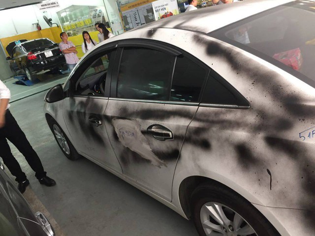 Sài Gòn: Đỗ dưới chung cư, Chevrolet Cruze bị xịt sơn đen khắp xe - Ảnh 3.