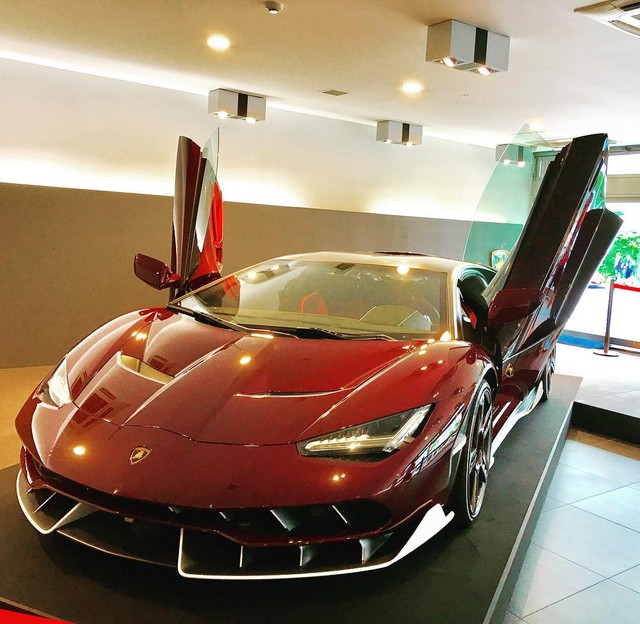 Lamborghini Centenario đầu tiên đặt chân đến Nhật Bản với bộ cánh carbon đỏ ấn tượng - Ảnh 2.
