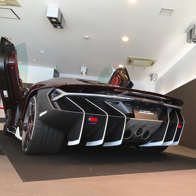 Lamborghini Centenario đầu tiên đặt chân đến Nhật Bản với bộ cánh carbon đỏ ấn tượng - Ảnh 9.