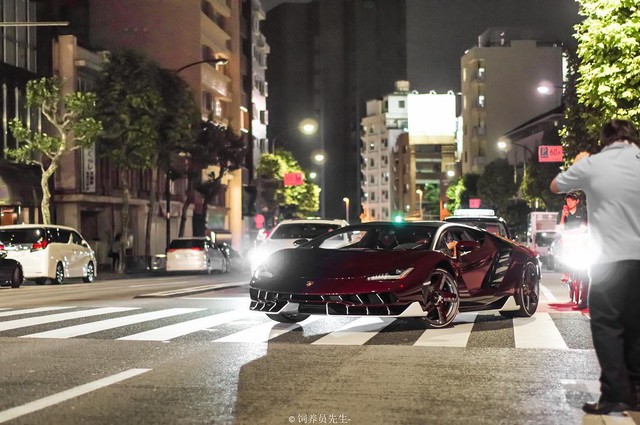 Lamborghini Centenario đầu tiên đặt chân đến Nhật Bản với bộ cánh carbon đỏ ấn tượng - Ảnh 11.