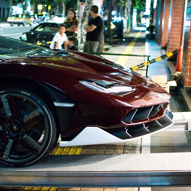 Lamborghini Centenario đầu tiên đặt chân đến Nhật Bản với bộ cánh carbon đỏ ấn tượng - Ảnh 13.