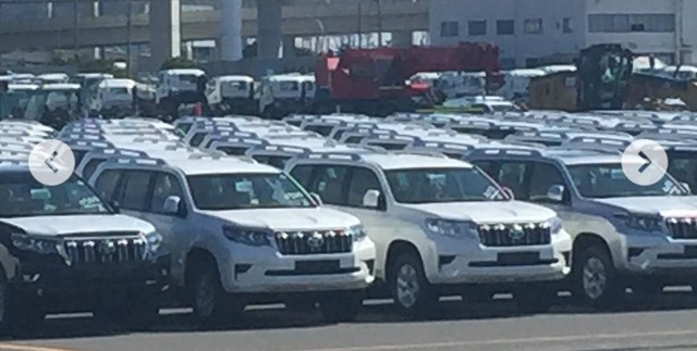 Dàn Toyota Land Cruiser Prado 2018 xếp hàng dài trong sân đại lý, chờ ngày giao cho khách - Ảnh 2.