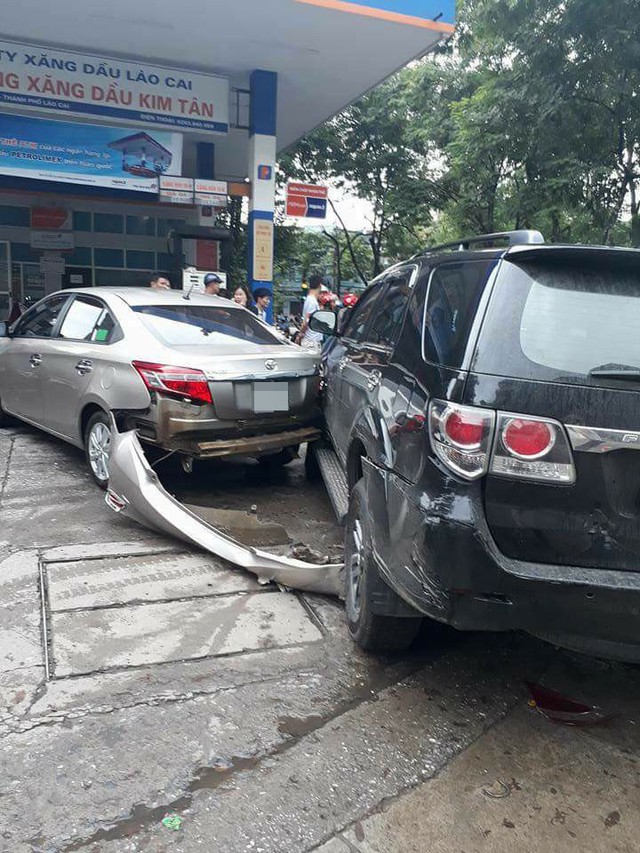 Lào Cai: Xe Mazda đâm Toyota Fortuner và Toyota Vios tại cây xăng - Ảnh 2.