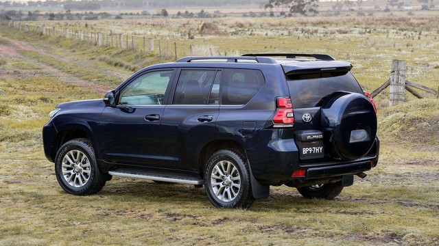 Toyota chính thức vén màn SUV được mong chờ Land Cruiser Prado 2018 - Ảnh 6.