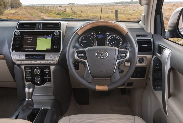 Toyota chính thức vén màn SUV được mong chờ Land Cruiser Prado 2018 - Ảnh 9.