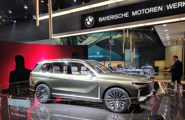 Mãn nhãn với vẻ đẹp ngoài đời thực của BMW X7 iPerformance - đối thủ tương lai dành cho Lexus LX - Ảnh 2.