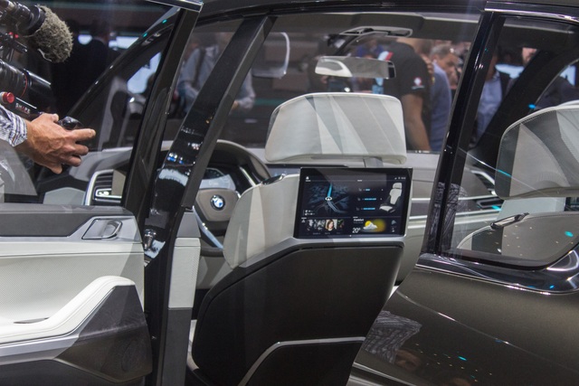 Mãn nhãn với vẻ đẹp ngoài đời thực của BMW X7 iPerformance - đối thủ tương lai dành cho Lexus LX - Ảnh 10.