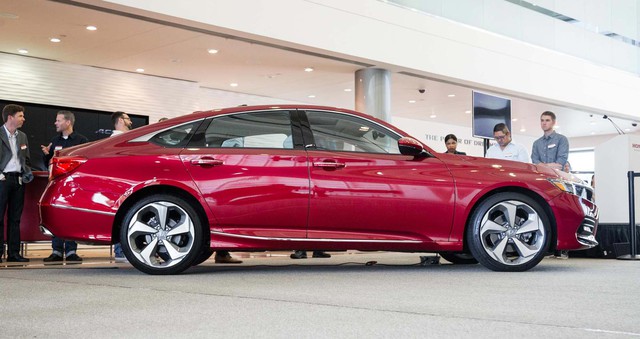 Honda Accord 2018 lên dây chuyền sản xuất, sẵn sàng đối đầu khắc tinh Toyota Camry - Ảnh 2. Honda Accord 2018 lên dây chuyền sản xuất, sẵn sàng đối đầu khắc tinh Toyota Camry - Ảnh 2.