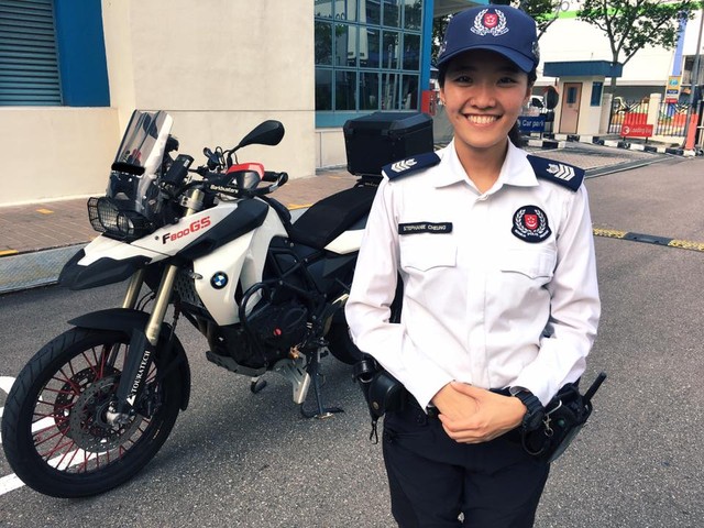 Nữ cảnh sát giao thông xinh đẹp lái mô tô phân khối lớn gây bão trên mạng - Ảnh 2.