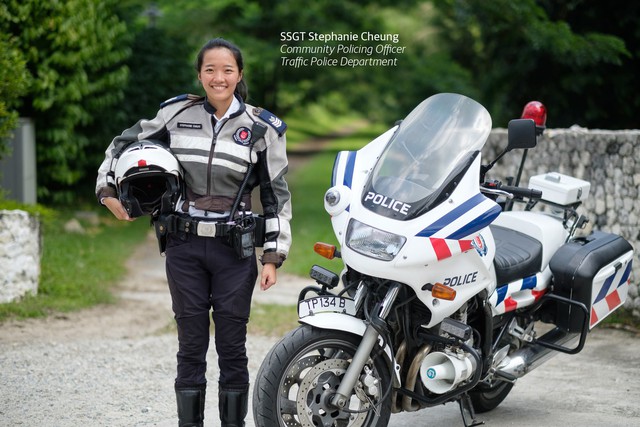 Nữ cảnh sát giao thông xinh đẹp lái mô tô phân khối lớn gây bão trên mạng - Ảnh 1.