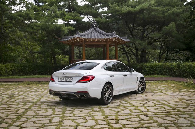 Đây là diện mạo bằng xương, bằng thịt của sedan thể thao Genesis G70 mới ra mắt - Ảnh 4. Đây là diện mạo bằng xương, bằng thịt của sedan thể thao Genesis G70 mới ra mắt - Ảnh 4.