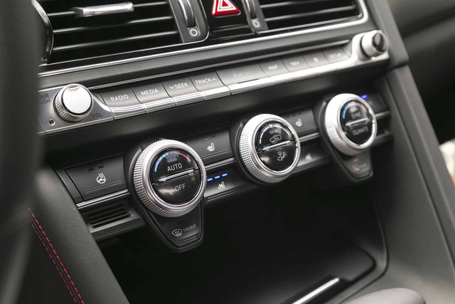 Đây là diện mạo bằng xương, bằng thịt của sedan thể thao Genesis G70 mới ra mắt - Ảnh 12. Đây là diện mạo bằng xương, bằng thịt của sedan thể thao Genesis G70 mới ra mắt - Ảnh 12.