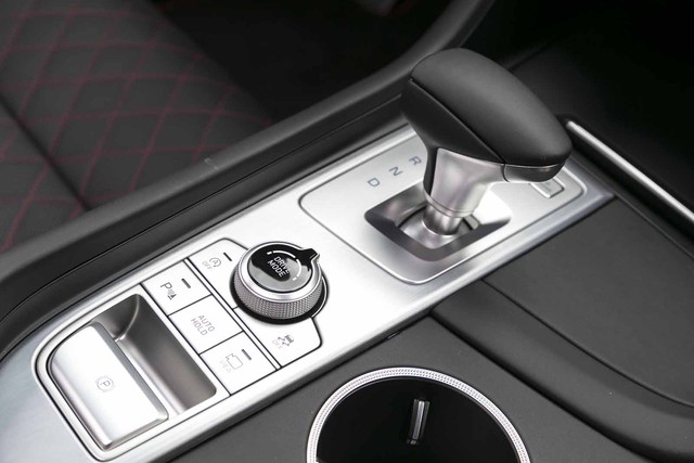 Đây là diện mạo bằng xương, bằng thịt của sedan thể thao Genesis G70 mới ra mắt - Ảnh 18. Đây là diện mạo bằng xương, bằng thịt của sedan thể thao Genesis G70 mới ra mắt - Ảnh 18.