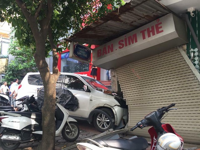 Hà Nội: Lái ô tô đâm vỡ tường cửa hàng, tài xế bị chủ nhà đòi đền bù 200 triệu Đồng - Ảnh 1.