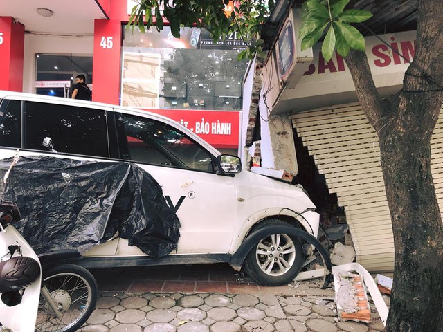 Hà Nội: Lái ô tô đâm vỡ tường cửa hàng, tài xế bị chủ nhà đòi đền bù 200 triệu Đồng - Ảnh 2.