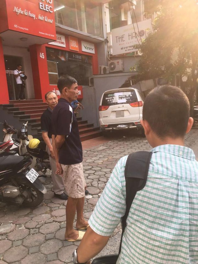 Hà Nội: Lái ô tô đâm vỡ tường cửa hàng, tài xế bị chủ nhà đòi đền bù 200 triệu Đồng - Ảnh 3.