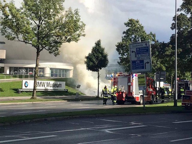 Doanh nhân thù dai đốt 7-Series bên ngoài trụ sở BMW để dằn mặt hãng - Ảnh 6.