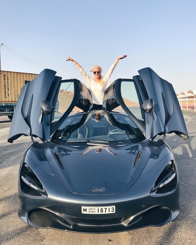 Hot girl tóc vàng đốt lốp siêu xe McLaren 720S khiến cánh mày râu tròn mắt - Ảnh 4.