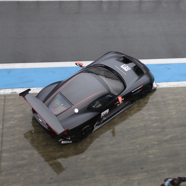 Xem siêu phẩm Aston Martin Vulcan xé gió và rẽ nước trên đường đua bất chấp trời mưa - Ảnh 4.
