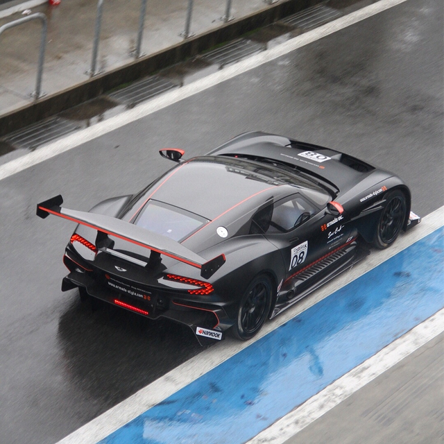 Xem siêu phẩm Aston Martin Vulcan xé gió và rẽ nước trên đường đua bất chấp trời mưa - Ảnh 5.