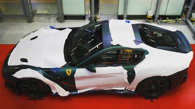 Siêu xe Ferrari F12tdf đặt riêng của thánh cuồng màu xanh lộ diện - Ảnh 1.
