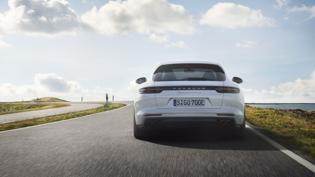 Porsche vén màn phiên bản chỉ tiêu thụ 3 lít xăng/100 km của Panamera 2017 - Ảnh 4.