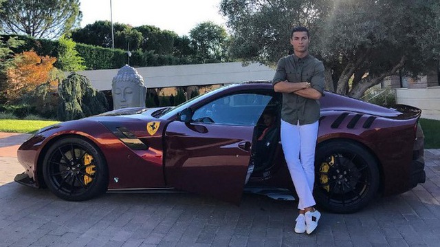 Cristiano Ronaldo tậu siêu xe Bugatti Chiron mới, lập tức chở con trai đi một vòng - Ảnh 3.