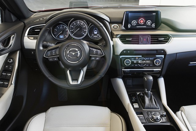 Toyota Camry và Honda Accord lần lượt sang thế hệ mới, Mazda vội bổ sung phiên bản 2017.5 cho Mazda6 - Ảnh 2. Toyota Camry và Honda Accord lần lượt sang thế hệ mới, Mazda vội bổ sung phiên bản 2017.5 cho Mazda6 - Ảnh 2.
