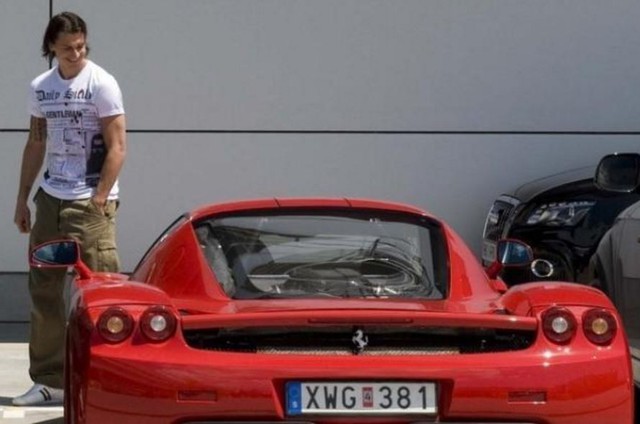Quá chật đối với ngôi sao hành động The Rock nhưng Ferrari LaFerrari lại vừa cho Zlatan Ibrahimovic cao 1,95 m - Ảnh 5.