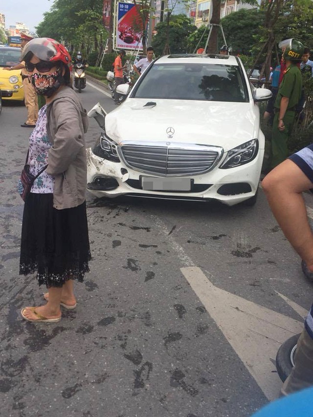 Hà Nội: Lái Mercedes-Benz C250 gây tai nạn liên hoàn, tài xế cố thủ trong xe - Ảnh 1.