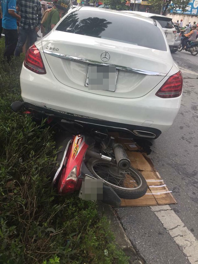 Hà Nội: Lái Mercedes-Benz C250 gây tai nạn liên hoàn, tài xế cố thủ trong xe - Ảnh 2.