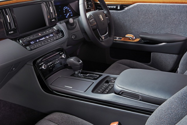 Toyota Century 2018 - Limousine 4 cửa, 4 chỗ mang kiểu dáng hoài cổ - Ảnh 8.