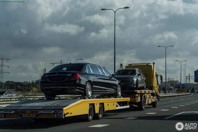 Bắt gặp xe bọc thép triệu đô Mercedes-Maybach S600 Pullman Guard được vận chuyển trên cao tốc - Ảnh 1.